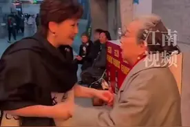 “容嬷嬷”李明启现身！网友：一点也看不出快90岁了图片