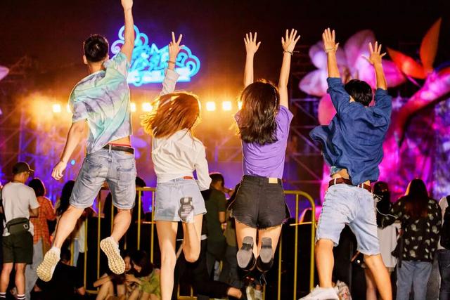 数十万人涌入、旅游消费暴涨，2025国庆假期这波演出热太猛！