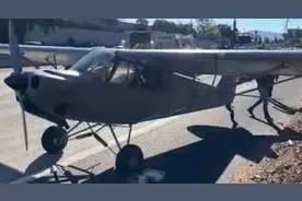 美国一架飞机燃油耗尽 在高速公路迫降图片