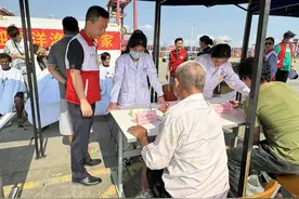组团办实事丨西乡蚝业社区联手边检为归港船员提供志愿服务图片