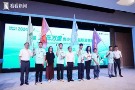 革命老区青少年体验“做一天上海学生”图片