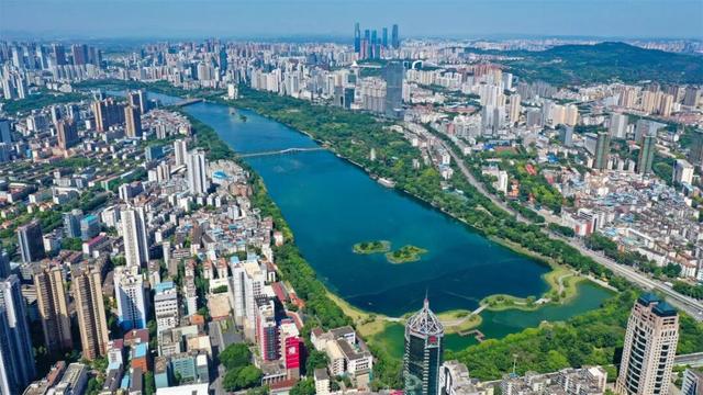 短剧《霸道总裁爱上西乡塘捡垃圾的我》开拍？真相是……