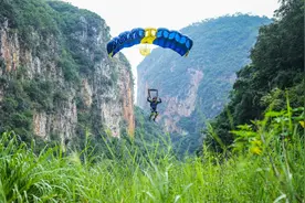 新华社：贵州世界级大桥成为国际极限运动爱好者“打卡地”图片