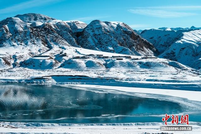 银装素裹！冰蓝湖水邂逅洁白雪峰
