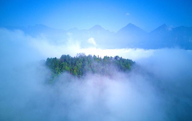 巴东：雾漫石喊山，深秋美如画