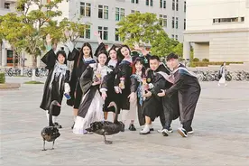 嘉庚学院大学生湖畔拍毕业照 两只黑天鹅送“祝福”图片
