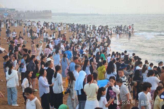 日照的海边人山人海！