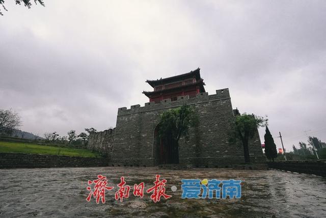 一年四季 泉在济南丨千年雄关展英姿，齐长城锦阳关段雨中如“巨龙蛰伏”
