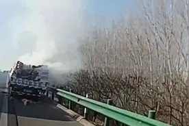 “我给他开！”高速上，交警开“火”车狂奔图片