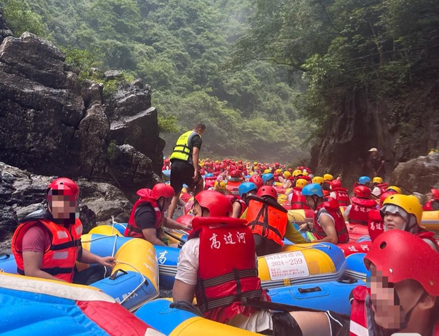 游客贵州漂流遭遇“堵船”走到终点 工作人员：系游客打水仗引起