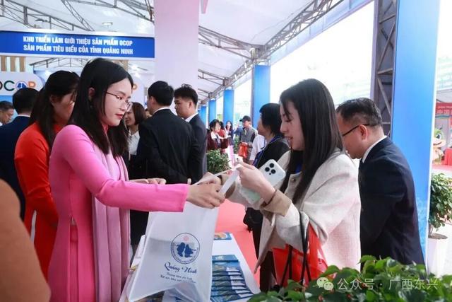 2025年越中（芒街—东兴）国际商贸·旅游博览会在越南广宁省芒街一坊开幕