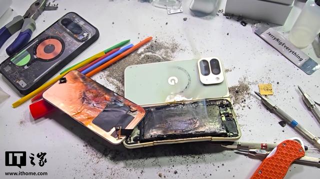 谷歌Pixel 10 Pro Fold折叠屏手机弯折测试中电池破裂起火