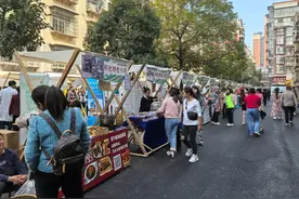 晓华理发店周围连夜铺路扩街，野生动物园携黑熊前来助阵图片