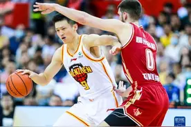 CBA | 周鹏担任深圳队教练兼任队员图片