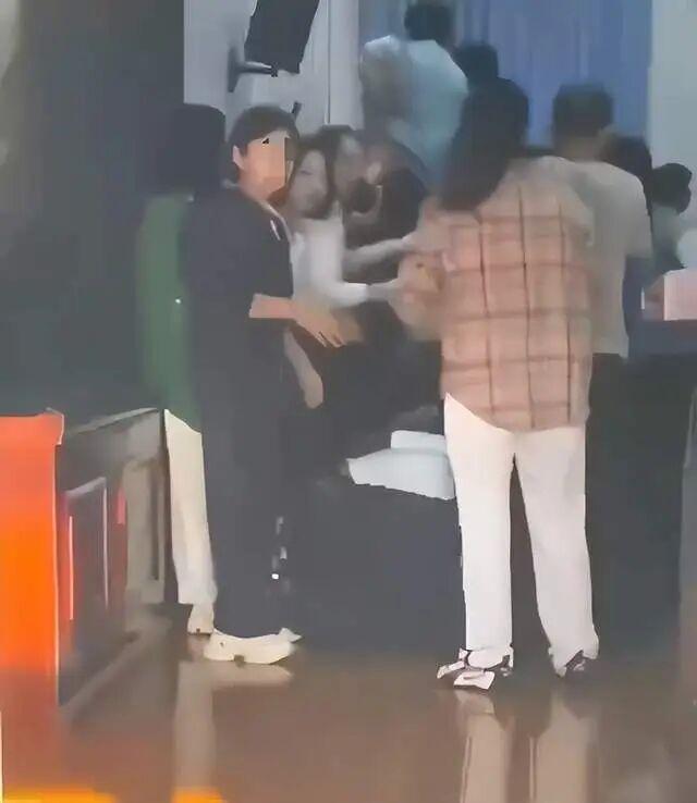 “有女生摘下眼罩就哭了！”家长跪成一排被踩踏，河南郑州一中学致歉