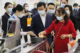 “一卡多用，全市通用”  深圳智慧养老颐年卡发卡量突破100万张图片