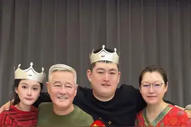 67岁赵本山为28岁龙凤胎儿女庆生，妻子马丽娟罕见现身图片