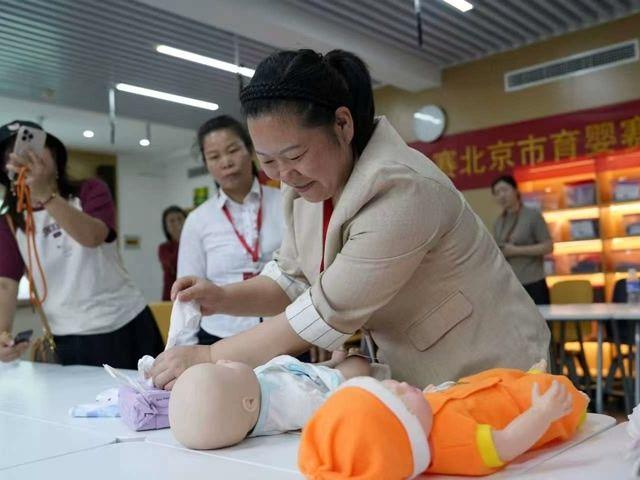 北京日报社区小板报 | 全球280支机器人战队“智竞”冰丝带