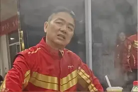 刘强东请骑手吃火锅讲往事：曾与物流同事连干三壶白酒喝断片图片