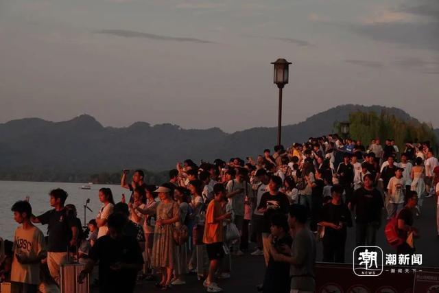 今早5点，西湖断桥挤成这样了！杭城大批人赶来！这幕瞬间“沸腾”