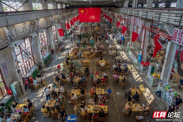 国庆打卡长沙工业风新地标：曙光茶厂的“锈”与“红”