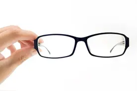 为什么我摘下眼镜，就听不清别人说话了？图片