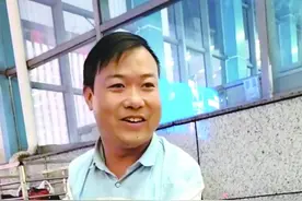 残障小哥3指作画记录街头暖心事图片