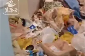 女孩租房半年，房东4天清出7车垃圾！打开房门惊呆了图片