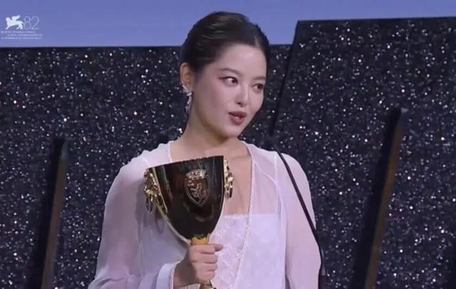 恭喜！39岁女演员辛芷蕾，热搜第一！