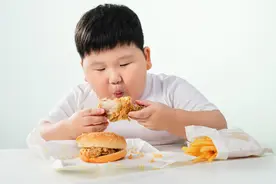 15岁男孩近300斤重，每天只“吃饭睡觉打游戏”！专家呼吁为孩子科学减重图片