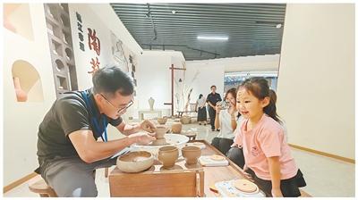 人们为何在服务区流连忘返？高速服务区转型文旅打卡地