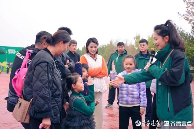 冬季大葱盛宴开启！济野黑猩猩爱吃章丘大葱