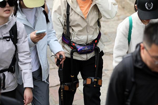 从教育陪伴到出行助力 智能机器人如何点亮生活？