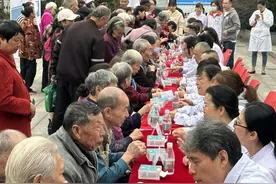 “银发人”服务“银发人” 重庆有个“银发人才库”图片