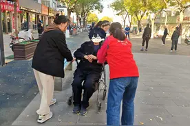 现场短新闻 | 老人摔倒众人扶图片