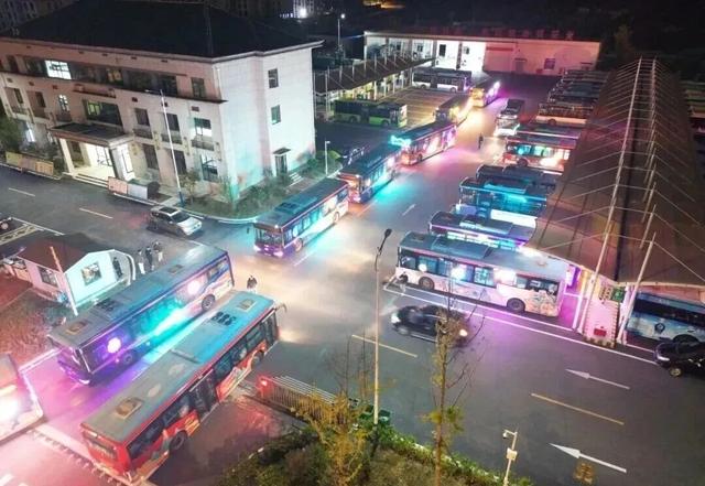 点赞！“烟花夜巴士”接驳游客2万余人次