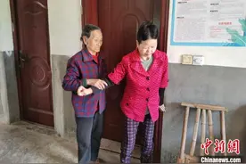 江西南昌八旬婆婆十年如一日照顾瘫痪儿媳：用爱坚守 笑对生活图片