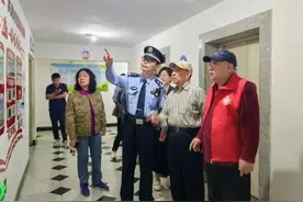 警察蜀黍的微笑，是因为...图片