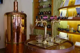 “边泡边喝”　捷克流行啤酒水疗图片