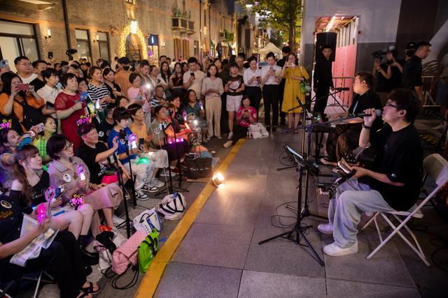 罗小罗现身引爆茂名北路，“微醺夜巷”亮夜经济