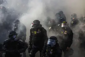 美媒：扮演“战时领袖”的特朗普为更多混乱铺路图片