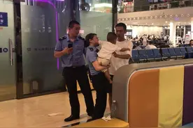 高铁列车关门前瞬间，2岁男童独自跑出车厢……图片