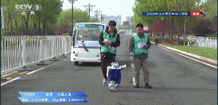 AI观察|人形机器人半马赛，娱乐背后的“路线之争”图片