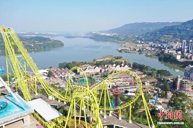 三峡库区高水位运行 沿江小镇现高峡平湖美景