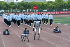 西南石油大学师生与“机器人天团”携手亮相运动会图片