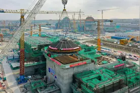 全球首个陆上模块化小型核反应堆“玲龙一号”外穹顶吊装成功图片