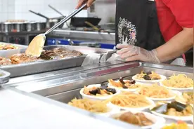 北大研究生毕业留校做食堂阿姨上热搜 当事人回应图片