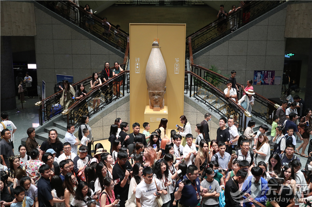 上博168小时嘉年华期间人民广场适度开放夜间停车，出行提示请收好！