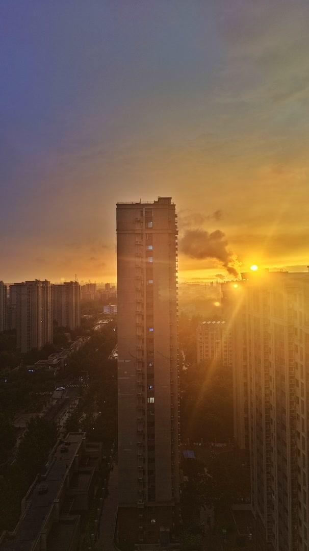 雨后看见彩虹！北京晚霞金光漫天！