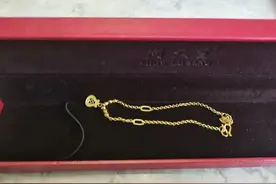 15岁女儿三八节花3800元压岁钱买金手链送母亲，母亲欲退货被拒 珠宝店：已协商处理图片